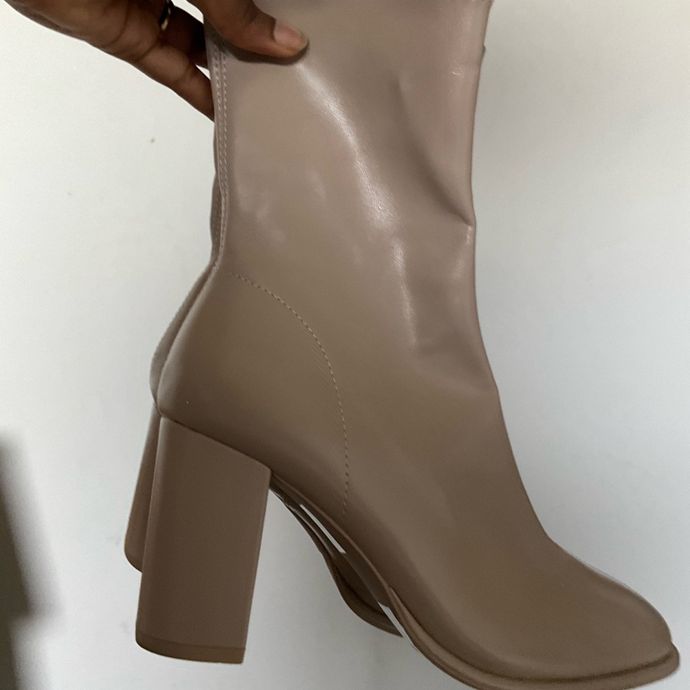Forever 21 Tan Heeled Boots Sleek Design